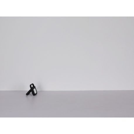 Venkovní svítidlo, plast černý/bílý, sklo průhledné, USB výstup, aku CR18650 2200mAh 5V, IP54, 3 úrovně jasu (100% - 50% - 25%) a SOS signál, doba nabíjení cca 4,5 hodiny, doba svícení cca 3 hodiny, DxŠxV:183x182x30mm, LED 6W 5V 800lm 4000K