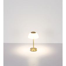 Nabíjecí stolní lampa, kov mosaz matná, sklo bílé, dotykové zapnutí/vypnutí, plynulá regulace dotykovým stmívačem, baterie CR18650 1800mAh, 3,7V, nabíjení 4h, svícení 6-8h., ø: 15cm, výška: 31cm, LED zdroj 243lm, výstup 150lm, CCT 2700/6500/4000K