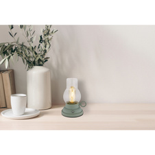 Dekorativní svítidlo, plast zelený mat, čiré sklo, plast jantar, dotykový stmívač, bez adaptéru, USB-A 2.0 - USB-C, bat. CR18650 1200mAh 3,7V, svítí při nabíjení, DxŠxV: 125x107x175mm, kabel 1000mm, LED 1W 230V, zdroj 80lm, výkon 65lm, 2700K