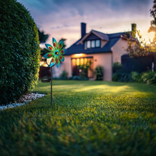 Solární svítidlo, kov multicolor, měděná barva, kov černý mat, čirá skleněná koule, žluté skleněné krystaly, posuvný vypínač, baterie AAA 300mAh 1,2V, IP44, ozubené kolo, DxŠxV:20x9x50cm, včetně LED 0,024W 3V 3000K