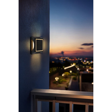 Solární svítidlo, hliník černý matný, plast černý/bílý, vypínač, baterie CR18650 1500mAh 3,7V, IP65, lze zapojit nebo zavěsit, 3 úrovně jasu: 15% 10lm, 75% 40lm, 100% 60lm, DxŠxV:14x14x3,6cm, výška s hrotem 11,3cm, LED 1,2W 3,7V 3000K