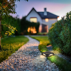 Solární svítidlo, hliník černý matný, plast černý/bílý, vypínač, baterie CR18650 1500mAh 3,7V, IP65, lze zapojit nebo zavěsit, 3 úrovně jasu: 15% 10lm, 75% 40lm, 100% 60lm, DxŠxV:14x14x3,6cm, výška s hrotem 11,3cm, LED 1,2W 3,7V 3000K