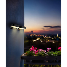 Solární svítidlo, plastov černobílý, vypínač, baterie. CR18650 1200mAh 3,7V, IP44, lze zapojit do zásuvky nebo zavěsit, ve tmě svítí vždy 8lm, když senzor detekuje pohyb, svítí 300lm po dobu 20s, DxŠxV:23x10,3x55cm, LED 7,2W 3V, výkon 300lm, 3000K