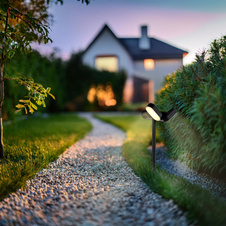 Solární svítidlo, plastov černobílý, vypínač, baterie. CR18650 1200mAh 3,7V, IP44, lze zapojit do zásuvky nebo zavěsit, ve tmě svítí vždy 8lm, když senzor detekuje pohyb, svítí 300lm po dobu 20s, DxŠxV:23x10,3x55cm, LED 7,2W 3V, výkon 300lm, 3000K