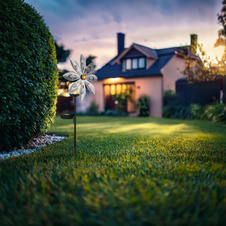 Solární svítidlo, kovově stříbrno-šedé, kovově černé matné, čirá skleněná koule, žluté skleněné krystaly, posuvný vypínač, baterie AAA 300mAh 1,2V, IP44, větrné kolečko na trnu, DxŠxV:20x9x50cm, včetně LED 0,024W 3V 3000K
