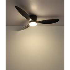 Stropní ventilátor, kov/plast černý mat, akryl bílý, stmívatelný, více rychlostí nástěnným vypínačem, paměť, časovač, dálkové ovládání, 2 směry otáčení, ø: 1315mm, V: 226mm, LED 20W 230V, zdroj 2460 lm, výkon 1450 lm, CCT 2700-6500K