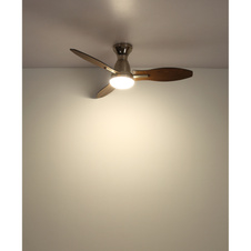 Stropní ventilátor, kov nikl, plast imitace dřeva, více rychlostí nástěnným vypínačem, paměťová funkce, časovač, dálkové ovládání, 25m², otáčení ve 2 směrech, ø: 1070mm, V: 325mm, LED 22W 230V, zdroj 2890lm, výkon 2453lm, CCT3000/4500/6000K