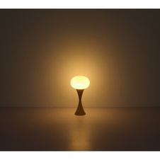 Stolní lampa, kov matná mosaz, bílé sklo, černý PVC kabel, kolébkový vypínač na kabelu, ø: 180mm, V: 369mm, délka kabelu 1500mm, bez žárovky 1xE14, max. 25W 230V