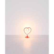 Stolní lampa, kov červený matný, hliník červený matný, silikon bílý, PVC kabel černý, kolébkový vypínač na kabelu, DxŠxV: 160x100x235mm, délka kabelu 1500mm, včetně LED 6W 230V, zdroj 450lm, výkon 250lm, 3000K