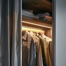 LED pásek, bílý matný plast, posuvný vypínač, možnost zkrácení, další funkce: DxŠxV: 1500x8x1mm, délka přívodního kabelu 150mm, box na baterie: 13,5x2,6x1,7cm, včetně 45x LED 1,5W 3V, zdroj 60lm, výkon 60lm, 3000K