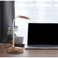 Stolní lampa, plast vzhled dřeva, PVC kabel, dotykové zapnutí/vypnutí, dotykový stmívač, krokový vypínač, flexo, přídavné funkce: 3stupňové stmívání, DxŠxVxH:132x132x320mm, včetně LED 4,6W 230V, výkon 300lm, 3000K, včetně LED žárovky.