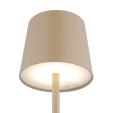 Stolní lampa, kov pískové barvy, plast bílý, dotykové zapnutí/vypnutí, plynule nastavitelná dotykovým stmívačem, bez adaptéru, včetně kabelu USB, USB-C, IP44, nabíjí se 4h, svítí 6h, ø: 85mm, V: 280mm, LED 1,2W 230V, výkon 50lm, CCT 3000/6000/4000K