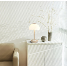 Stolní lampa, pískově zbarvený/bílý kov, sklo, dotykový vypínač, dotykový stmívač, jas přepínatelný mezi 100 %, 40 % a 10 %. Ø:18cm, V:31,5cm, délka kabelu 150cm, včetně LED 7W 230V, 620lm zdroj, 255lm výstup, 3000K