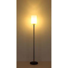 Stojací lampa, matný černý kov, matné bílé sklo, tmavý dub, černý textilní kabel, nožní vypínač integrovaný v kabelu, Ø:25cm, V:150cm, délka kabelu 210cm, bez žárovky 1x E27, max. 60W, 230V