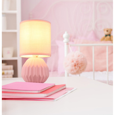 Stolní lampa, růžová keramika, růžový textil, bílý PVC kabel, kolébkový vypínač na kabelu, Ø:12cm, V:23cm, délka kabelu 130cm, bez žárovky 1xE14, max. 40W 230V
